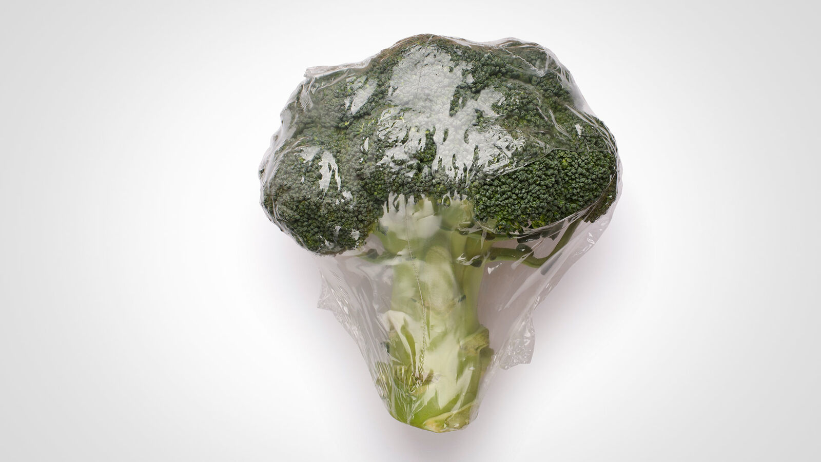 ein mit durchsichtiger Kunststofffolie eingepackter Brokkoli