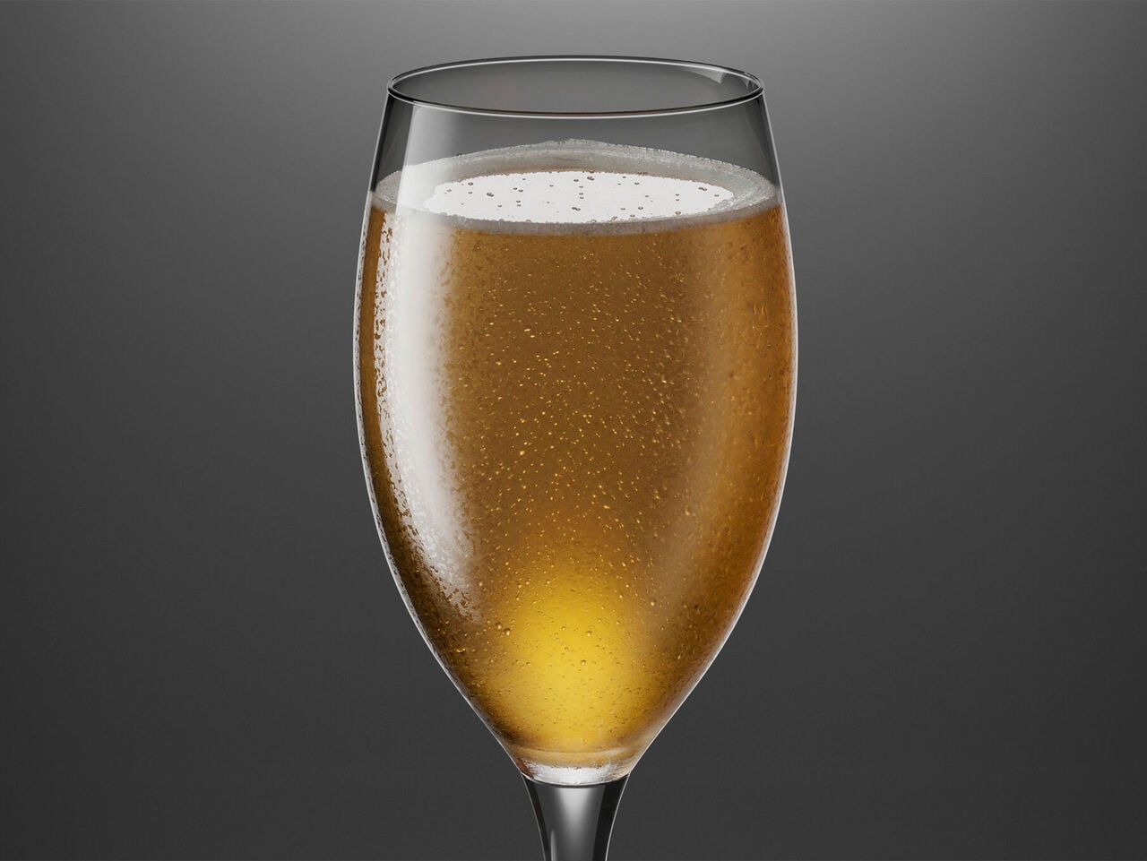 Verre à bière mal lavé : la mousse de bière s'effondre Verre à bière fraîchement coulé avec mousse de bière effondrée et bulles de gaz à l'intérieur