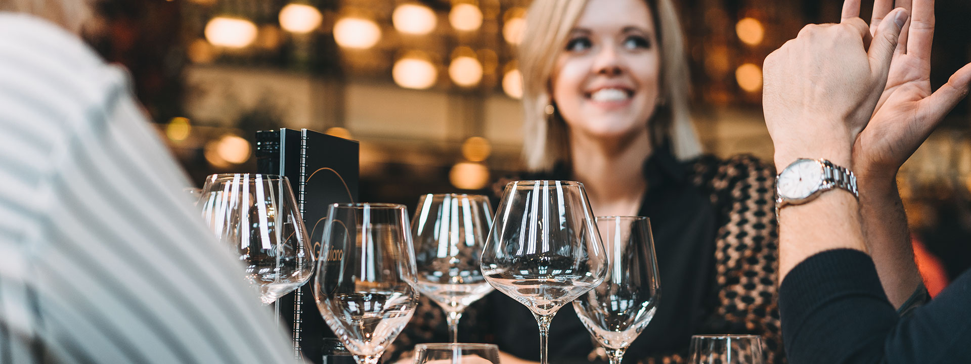 Les invités adorent les verres brillants ! Les invités sont assis dans un restaurant avec des verres à vin mousseux sur la table devant eux